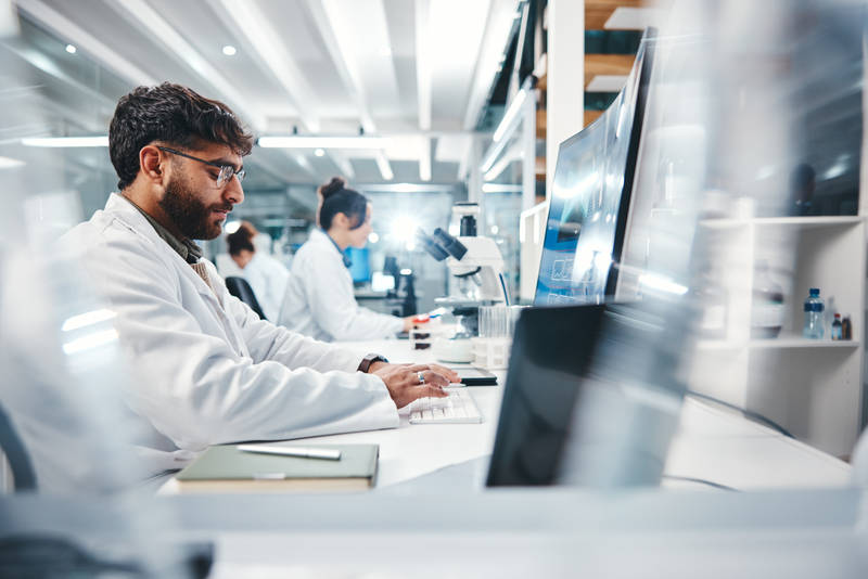 scientists-working-together-in-modern-research-lab-2026-01-09-11-14-53-utc – compress